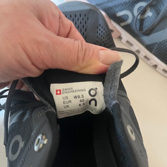 On Cloudflow running shoes - Picture 9 of 10